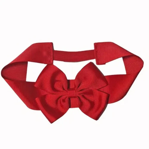 Un lazo doble personalizado de color rojo vibrante, elaborado a mano a la perfección, que muestra detalles intrincados y la calidad de la artesanía.