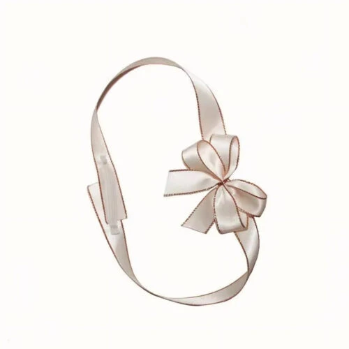 Un lazo de doble bucle personalizado hecho de elegante cinta de raso, que muestra la intrincada artesanía y la versatilidad del diseño para fines decorativos.