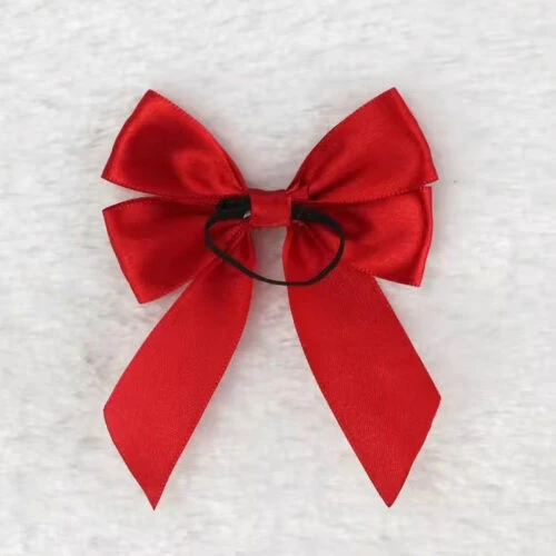 Un lazo de doble bucle personalizado, elaborado a mano en rojo vibrante, que muestra un diseño intrincado y una artesanía de calidad.