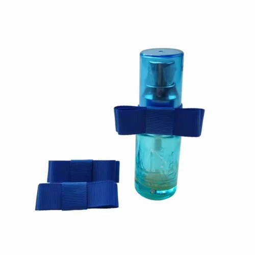 ربطة عنق مسطحة مخصصة باللون الأزرق النابض بالحياة، مصنوعة يدويًا وملفوفة حول زجاجة شفافة.