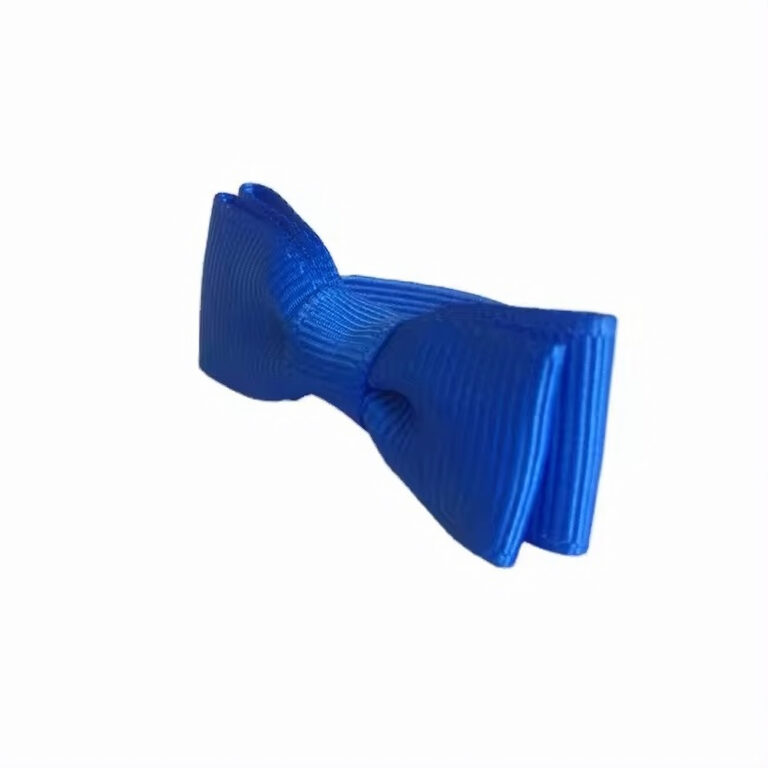 قوس مسطح أزرق مصنوع يدويًا حسب الطلب من شريط مضلع، يُظهر جودة وتفاصيل الصنعة.