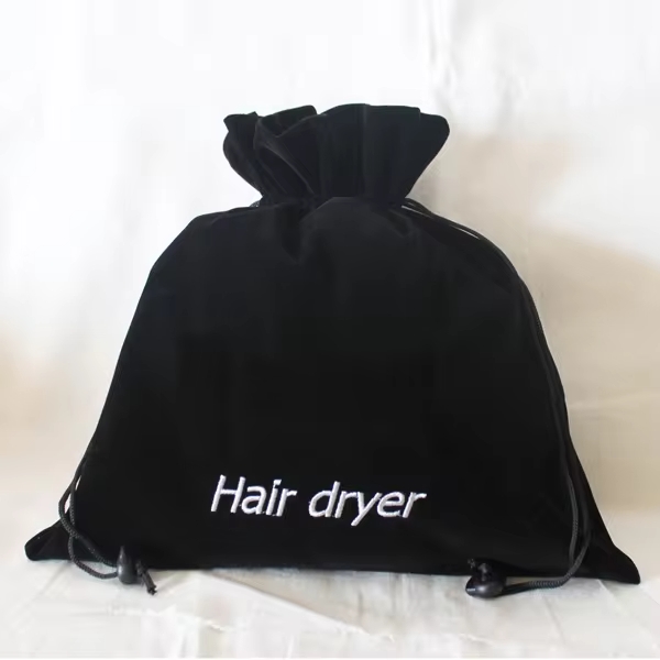 Un sac de sèche-cheveux d'hôtel personnalisé noir avec le texte blanc « Sèche-cheveux » dessus, conçu pour un rangement facile et une personnalisation de la marque.