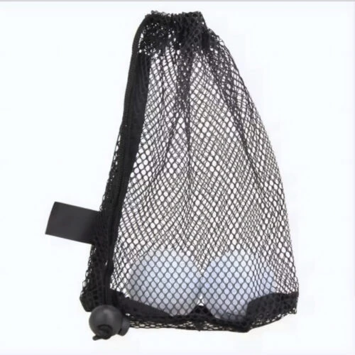 Ein schwarzer, maßgeschneiderter Netz-Rucksack, der sich dank seines leichten und atmungsaktiven Materials ideal zum Transportieren von Fitnessgeräten, Strandutensilien oder Alltagsgegenständen eignet.