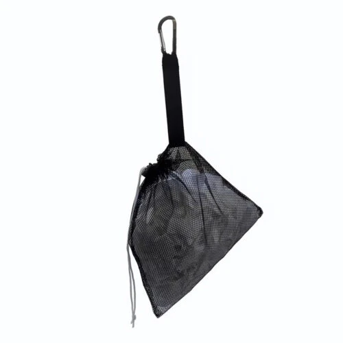 Ein schwarzer, maßgeschneiderter Netz-Rucksack, ideal zum Transportieren von Sportsachen, Strandutensilien oder Alltagsgegenständen.