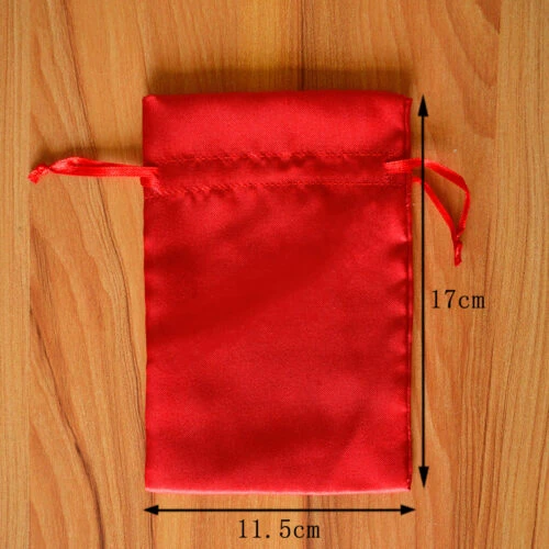 حقيبة حريرية مخصصة باللون الأحمر النابض بالحياة، مثالية لتخزين المجوهرات أو هدايا الزفاف.