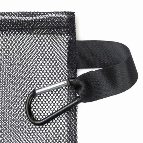 Vue rapprochée d'un sac à cordon en maille noire avec un mousqueton argenté attaché.