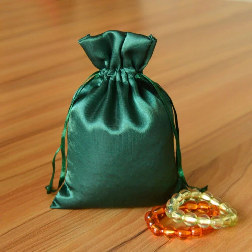 حقيبة حريرية خضراء مخصصة مع حبات كهرمانية، مثالية لتخزين المجوهرات أو هدايا الزفاف.
