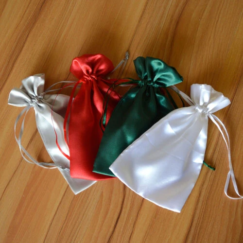 حقائب حريرية مخصصة باللون الأحمر والأخضر والأبيض، مثالية لتخزين المجوهرات أو هدايا الزفاف.