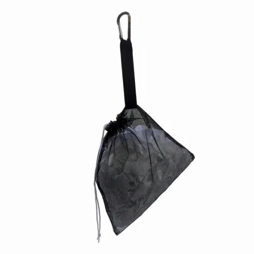 Sac à cordon en maille noire personnalisable avec mousqueton sur fond blanc.