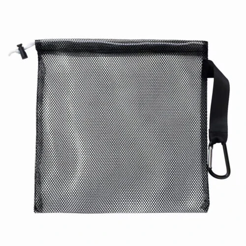 Sac à cordon en maille noire personnalisable avec un mousqueton attaché.