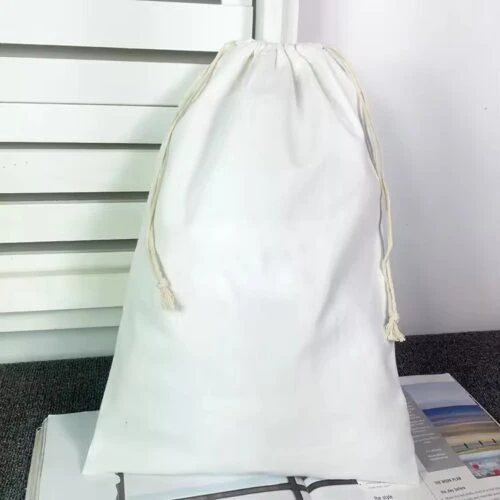 カスタマイズ可能なロゴ入り景品用巾着袋が、開いたパンフレットの横のテーブルに展示されています。