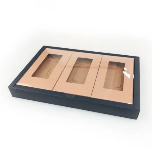Boîte pliante conçue sur mesure pour l'emballage de chocolat, dotée d'une boîte extérieure noire avec un intérieur en papier kraft et un couvercle en PVC transparent.