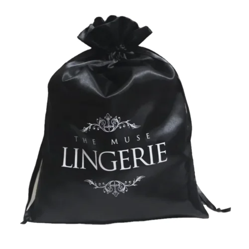 Bolsa de cordón negra personalizada, fabricada en seda poliéster 100% con logotipo serigrafiado en blanco y diseños decorativos.