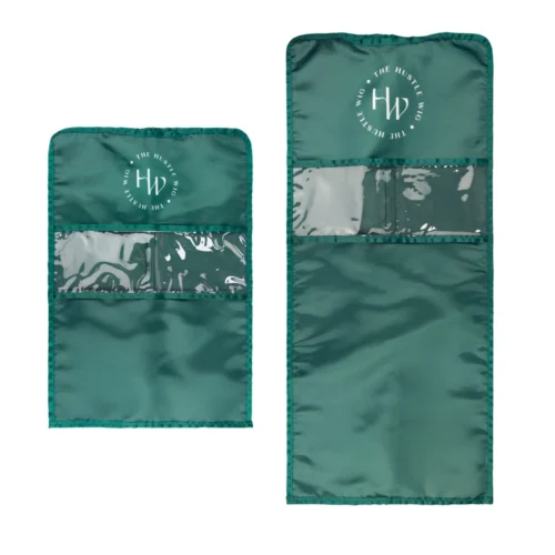 Deux sacs à perruque personnalisés bleu sarcelle avec des logos de marque blancs ; une pochette à cordon avec fenêtre transparente, un sac de suspension pour perruque zippé sur toute la longueur.