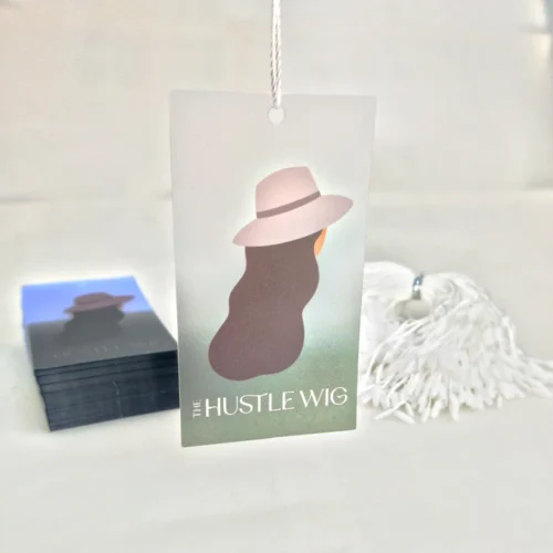 ロゴが印刷されたカスタム PVC ハングタグ。透明な素材と UV 印刷の品質を実証します。