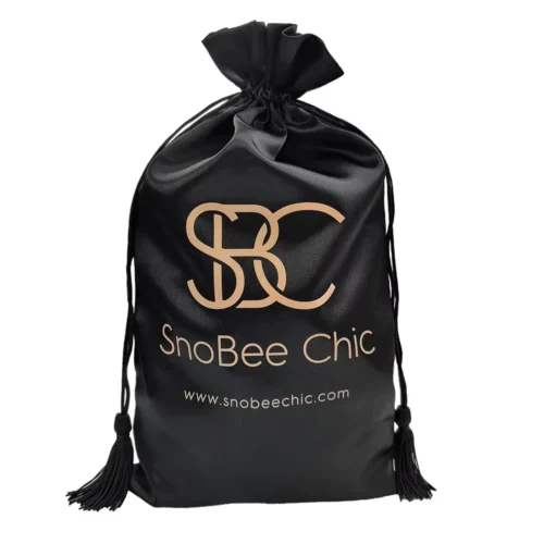 Bolsa con cordón negra personalizada con logotipo dorado y dirección de sitio web impresos en material de poliéster sedoso.