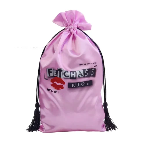 Bolsa con cordón de seda de poliéster rosa personalizada con logotipo impreso en negro y borlas.