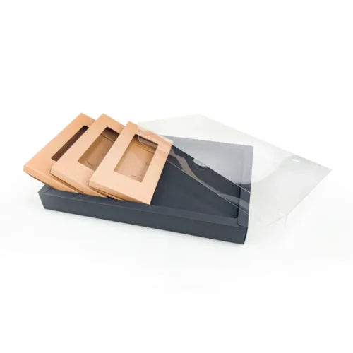 Carton pliable personnalisé en papier noir et kraft pour emballage alimentaire avec couvercle en PVC transparent, prédécoupé pour un assemblage facile.