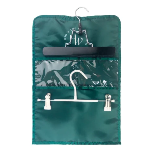 Sac de suspension pour perruque vert foncé personnalisé avec fenêtre transparente et fermeture à cordon noir avec les initiales de la marque.