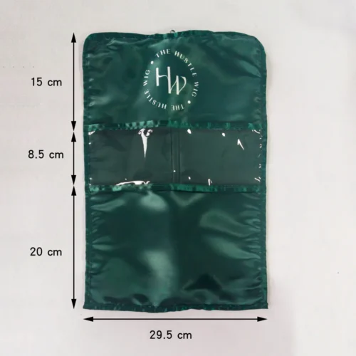 Sac à perruque en satin vert foncé personnalisé avec fenêtre transparente et dimensions étiquetées.