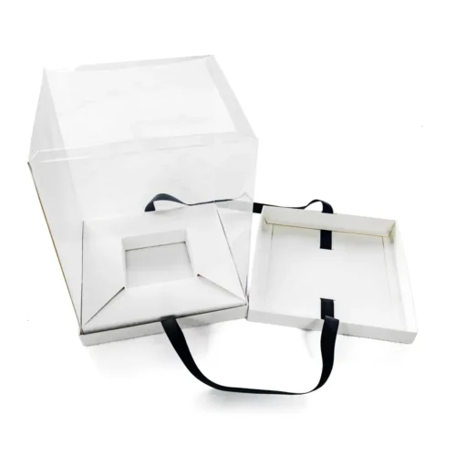 Zwei maßgefertigte transparente Faltkartons mit sichtbaren PVC-Platten an der Vorder- und an den Seiten und schwarzen Bandgriffen.