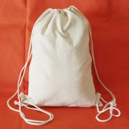 Sac cordon personnalisable sur fond orange, idéal pour le commerce de détail, les événements promotionnels, les cadeaux d'entreprise, le shopping, le sport et les voyages.