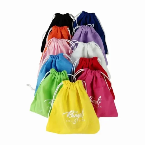 Eine Kollektion individueller Kordelzugbeutel in verschiedenen Farben, darunter Blau, Grün, Gelb und Rosa, mit der Möglichkeit zum individuellen Aufdruck.