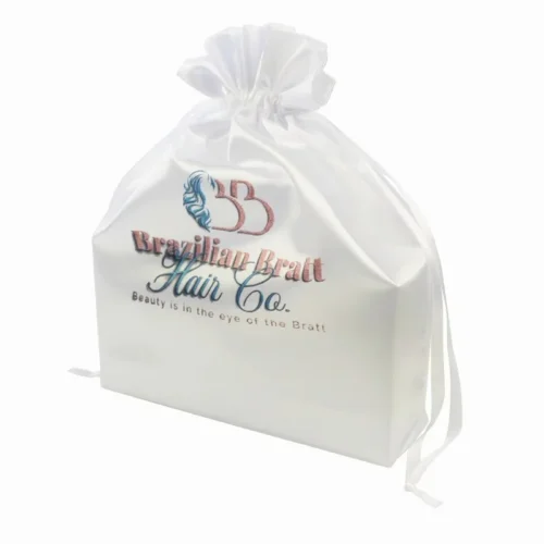 Personalisierter weißer Kordelzugbeutel mit Firmenlogo auf der Vorderseite.