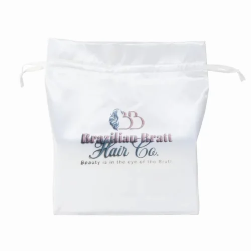 Individuell gestalteter Kordelzugbeutel mit auf der Vorderseite aufgedrucktem Firmenlogo, das die Möglichkeit zur individuellen Markenbildung auf weißem Stoff bietet.