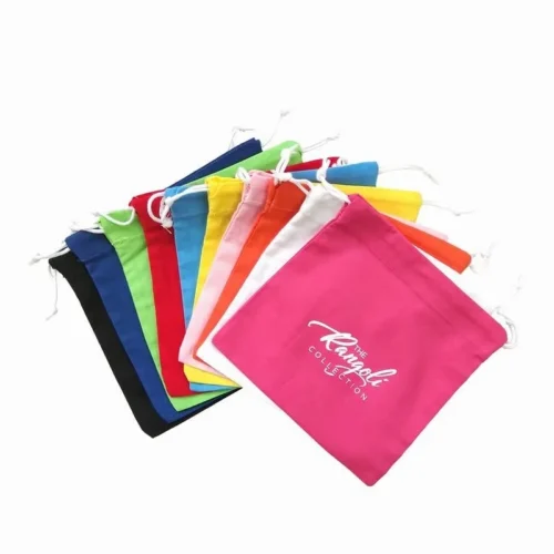 Eine Kollektion individueller Kordelzugbeutel in verschiedenen Farben, darunter Blau, Grün, Gelb, Orange und Rosa mit weißen Kordeln.