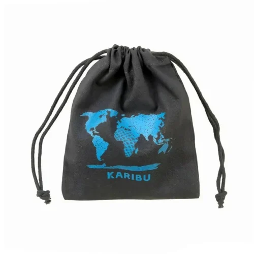 Personalisierter Kordelzugbeutel mit blauem Weltkartenaufdruck und dem Wort „KARIBU“ auf schwarzem Hintergrund.