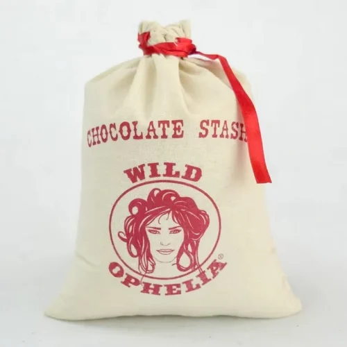 Individueller Kordelzugbeutel mit roten Kordeln und Platz für ein personalisiertes Logo.