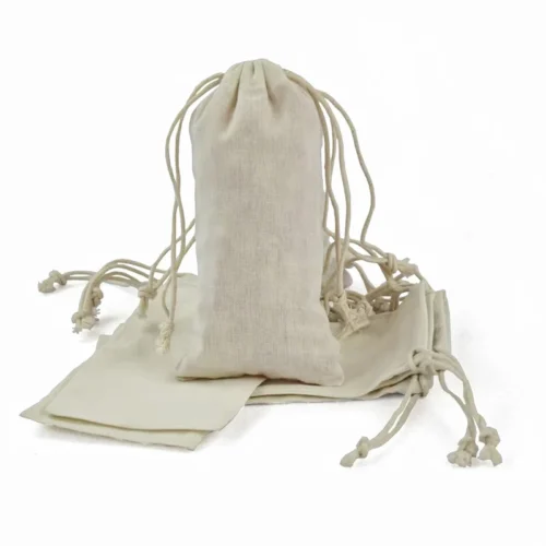 綿やサテンなどさまざまな素材を使用したカスタマイズ可能な麦わらバッグ。シルクスクリーン、デジタル熱転写、刺繍などのオプションもご利用いただけます。