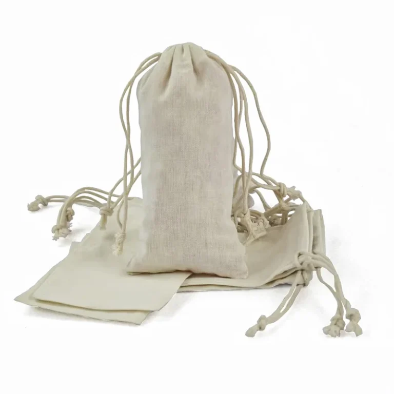 حقيبة من القش قابلة للتخصيص بمواد مختلفة بما في ذلك القطن والساتان، مع خيارات الطباعة الحريرية، والنقل الحراري الرقمي، والتطريز، والمزيد.