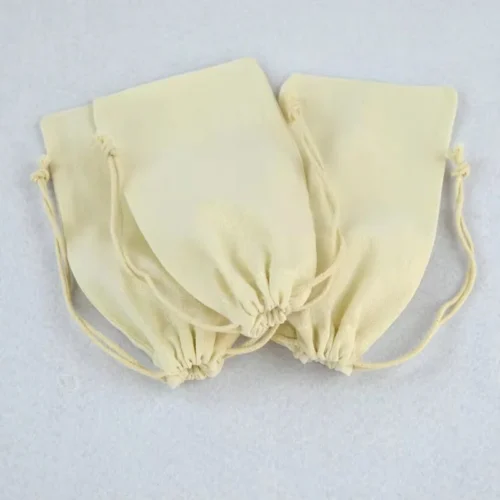 紐が見える明るい色のカスタマイズ可能な麦わら紐布バッグ。