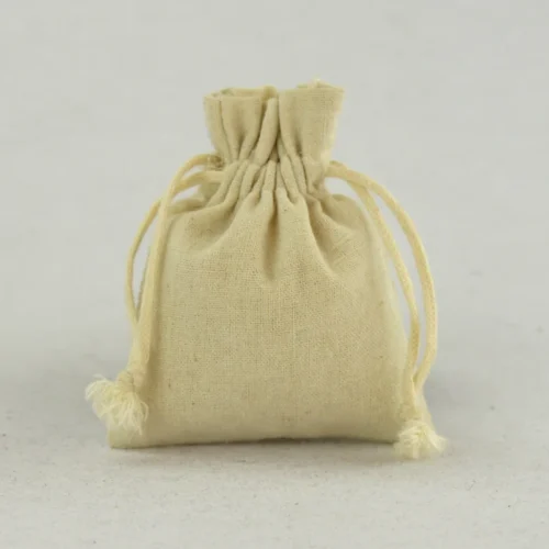 綿、サテン、ベルベットなどの素材と、タッセルやレースの縁などの装飾のオプションを備えたカスタマイズ可能な麦わら紐の布製バッグ。