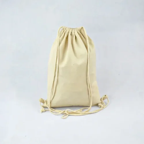 カスタマイズ可能な麦わら紐の布製バッグがニュートラルな背景に展示され、素材とデザインのパーソナライズの可能性を強調しています。