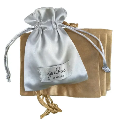 Bolsas de regalo personalizables con cordón en satén plateado y tela marrón dorado que muestran potencial para marca y personalización.