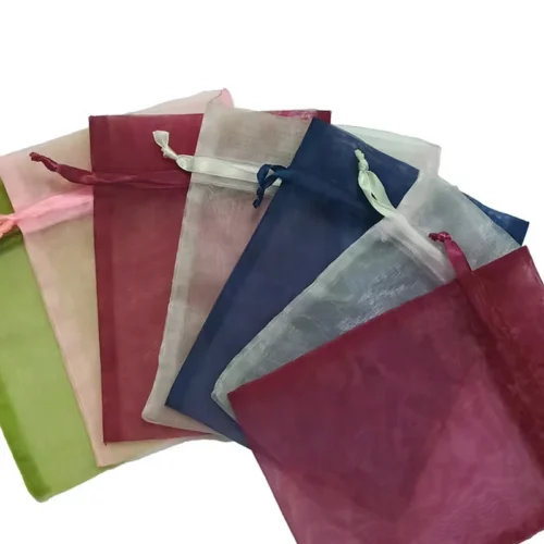 Una selección de cinco coloridas bolsas de regalo con cordón hechas de tela transparente, con opciones de personalización de tamaño, material e impresión.