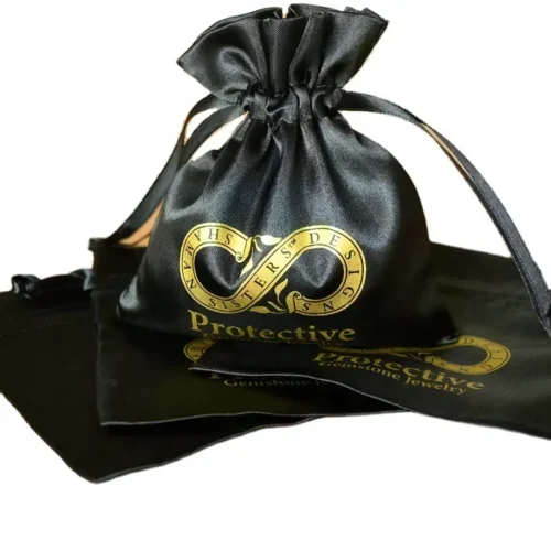 Bolsa de regalo personalizada con cordón negro y estampado dorado, que muestra potencial para una marca y un embalaje personalizados.