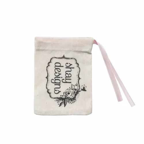 パーソナライズされたデザインのカスタマイズ可能な巾着ポーチ。