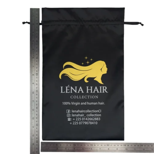 Bolsa de peluca de satén negra personalizada con impresión de logotipo dorado, mostrada con una regla como escala.