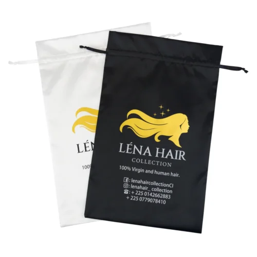 Dos bolsas de satén para pelucas, una blanca y otra negra, con cordones y logotipos impresos personalizados.