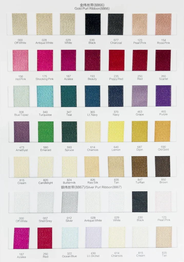 Farbmustertabelle mit verschiedenen Farbtönen von Schleifen aus goldfarbenem Satinband.