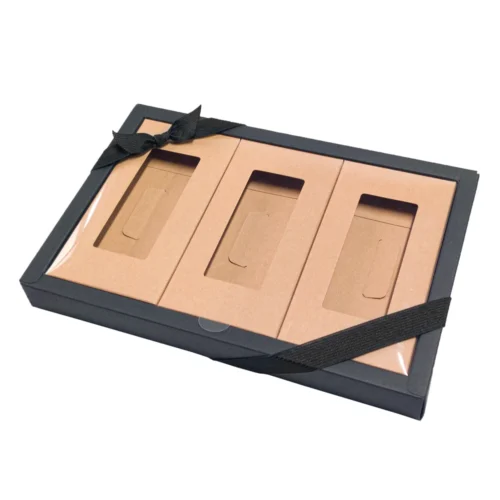 Nœud en ruban élastique tricoté personnalisé présenté sur une boîte cadeau, mettant en valeur son utilisation décorative.