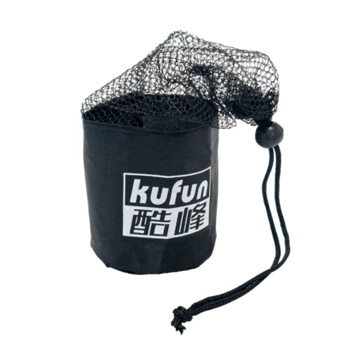 紐で留める黒のカスタム メッシュ スポーツ バッグ。さまざまなスポーツ用具に適した通気性のあるデザインが特徴です。