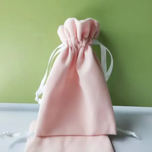 حقيبة مخصصة من المخمل الناعم باللون الوردي، تتميز بملمس ناعم وتصميم أنيق.