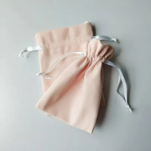 حقيبة مخصصة من المخمل الناعم باللون الوردي تتميز بملمس ناعم وتصميم أنيق.