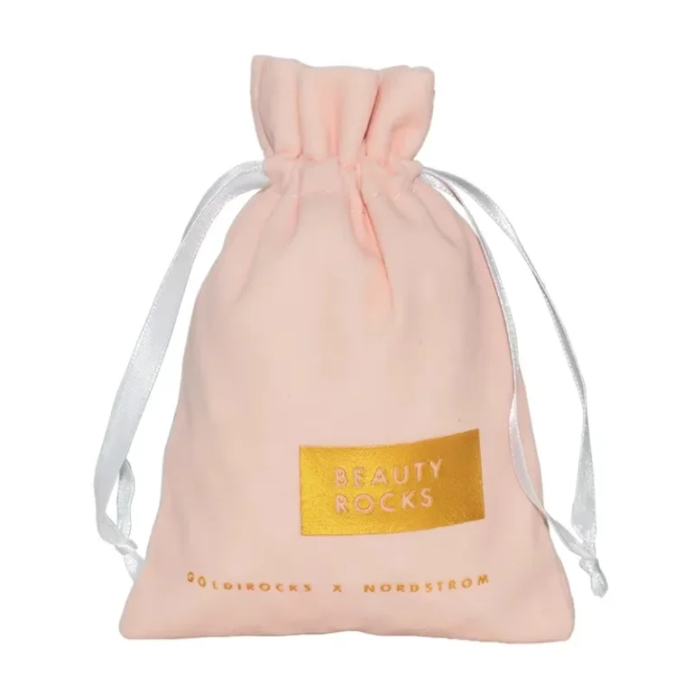 حقيبة مخصصة من المخمل الناعم باللون الوردي، تتميز بتصميم أنيق مناسب لاستخدامات مختلفة.