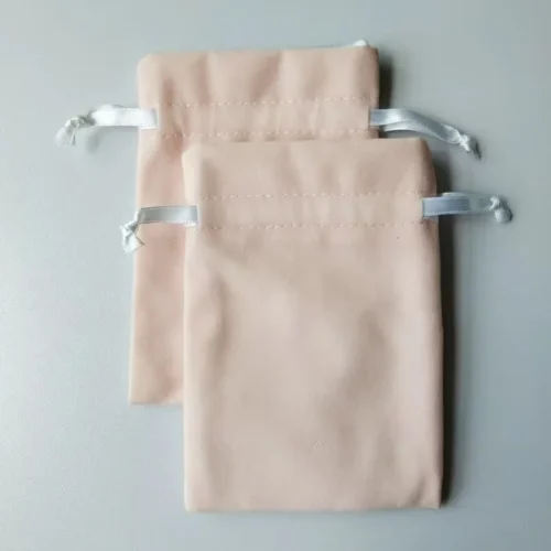 أكياس مخصصة من المخمل الوردي الناعم يتم عرضها بتصميم بسيط.